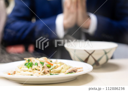 町中華でランチをするビジネスマン 112886236