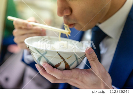 町中華でランチをするビジネスマン 町中華でランチをするビジネスマン 112886245