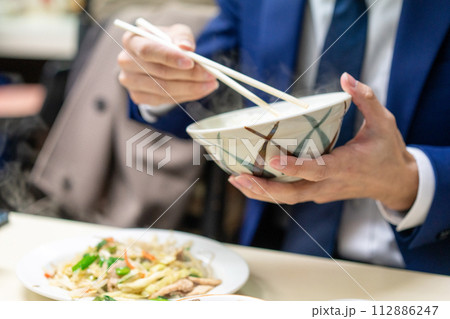 町中華でランチをするビジネスマン 町中華でランチをするビジネスマン 112886247