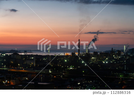 潮見公園から見る室蘭の工場地帯と白鳥大橋の夕景 潮見公園から見る室蘭の工場地帯と白鳥大橋の夕景 112886316