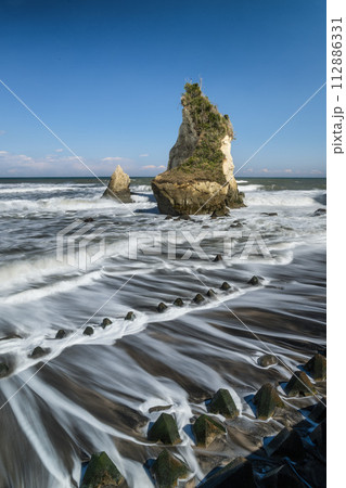 千葉県いすみ市　荒波の雀島（夫婦岩） 112886331