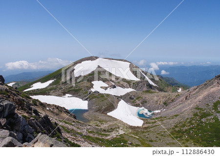 白山 御前峰からの展望 大汝峰と池 白山 御前峰からの展望 大汝峰と池 112886430