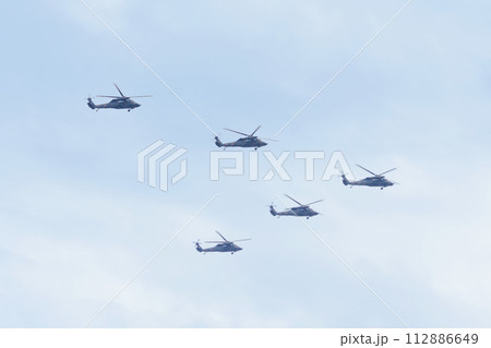 陸上自衛隊UH-60JAの編隊飛行 陸上自衛隊UH-60JAの編隊飛行 112886649