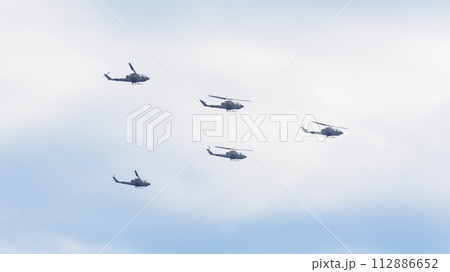 陸上自衛隊AH-1Sコブラの編隊飛行 陸上自衛隊AH-1Sコブラの編隊飛行 112886652