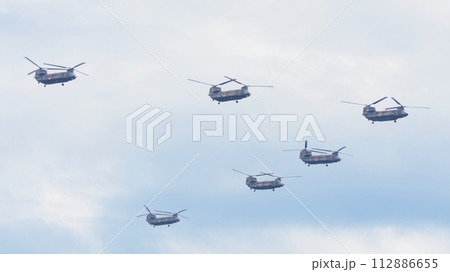 陸上自衛隊CH-47チヌークの編隊飛行 陸上自衛隊CH-47チヌークの編隊飛行 112886655