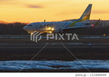 釧路空港の夕焼のころ　着陸 112886699