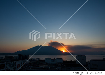 噴煙を上げる桜島の夜明け 噴煙を上げる桜島の夜明け 112886704