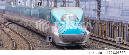 「埼玉県」大宮駅に入る東北新幹線 「埼玉県」大宮駅に入る東北新幹線 112886755