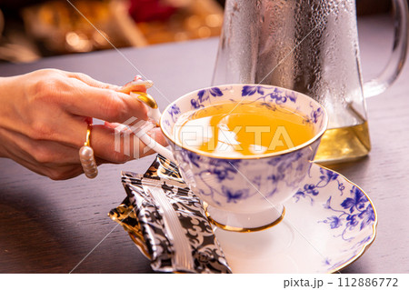 紅茶を飲む女性の手 紅茶を飲む女性の手 112886772