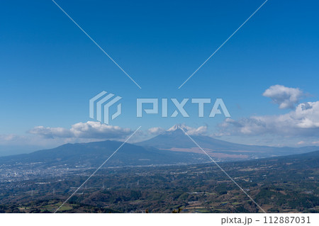 伊豆スカイラインの西丹那駐車場から見る富士山の風景 112887031