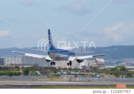 伊丹空港にてANA全日空機の美しい離着陸シーン 112887767