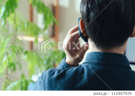 スマートフォンで電話する男性 スマートフォンで電話する男性 112887970