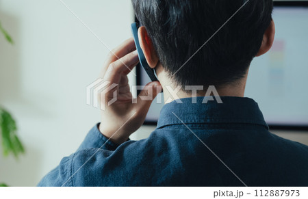 スマートフォンで電話する男性 スマートフォンで電話する男性 112887973