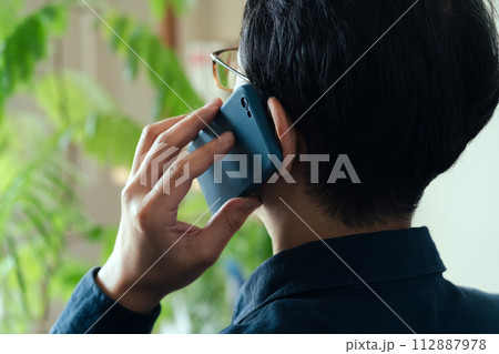 スマートフォンで電話する男性 112887978