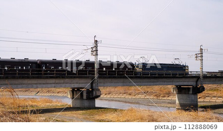 両毛線を走行する電気機関車 112888069