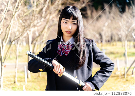 刀を構える女子高生 112888076