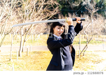 刀を構える女子高生 112888078