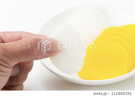 漬物を持つ男性手元 112888392