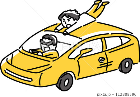走る車の屋根にしがみつく男性 112888596