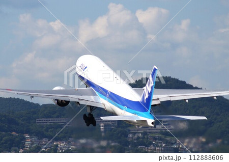 伊丹スカイパークから見たANA全日空機の離陸シーン 112888606