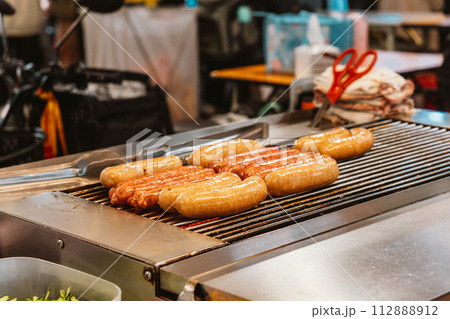 台湾　屋台　夜市　ソーセージ 112888912