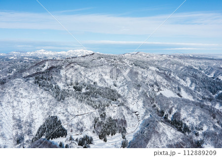 ドローン撮影：雪に覆われた広大で美しい田舎の自然の風景	 112889209