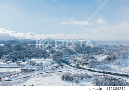 ドローン撮影:雪に覆われた広大で美しい田舎の自然の風景 ドローン撮影:雪に覆われた広大で美しい田舎の自然の風景 112889211