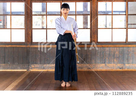 剣道着の女子 剣道着の女子 112889235