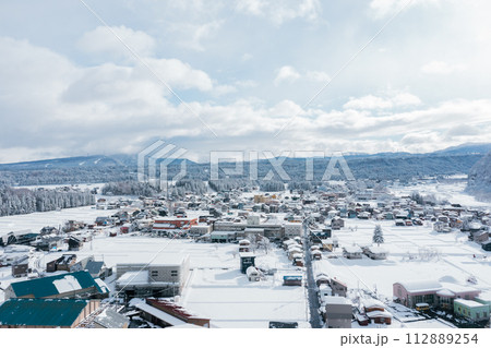 ドローン撮影:真っ白な雪に覆われた田舎の集落 ドローン撮影:真っ白な雪に覆われた田舎の集落 112889254