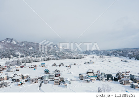 ドローン撮影:真っ白な雪に覆われた田舎の集落 ドローン撮影:真っ白な雪に覆われた田舎の集落 112889255