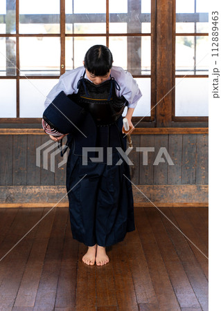 礼をする剣道女子 112889463