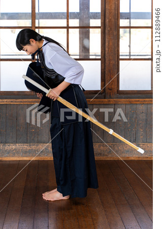 礼をする剣道女子 112889466