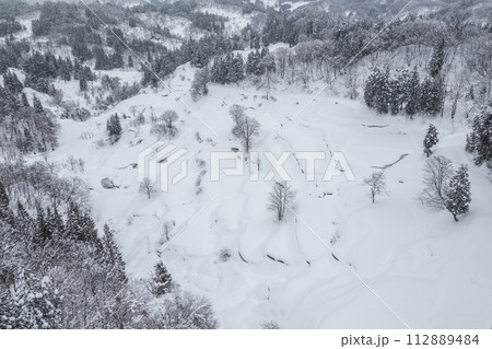ドローン写真:冬の新潟県、蒲生の棚田 ドローン写真:冬の新潟県、蒲生の棚田 112889484