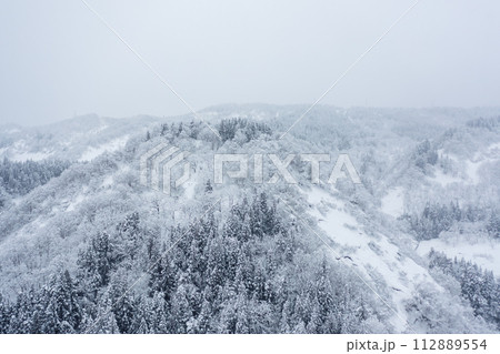 ドローン撮影：真っ白な雪に覆われた自然の風景 112889554