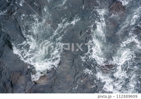 ドローン写真：川の水面を俯瞰撮影 112889609