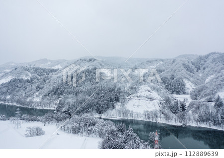 ドローン撮影：真っ白な雪に覆われた雪国の風景	 112889639