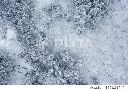ドローン撮影：真っ白な雪に覆われた山	 112889642