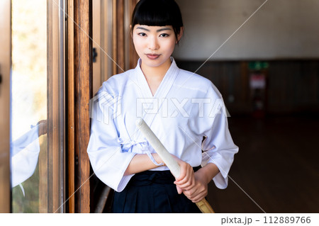 剣道着の女子 112889766