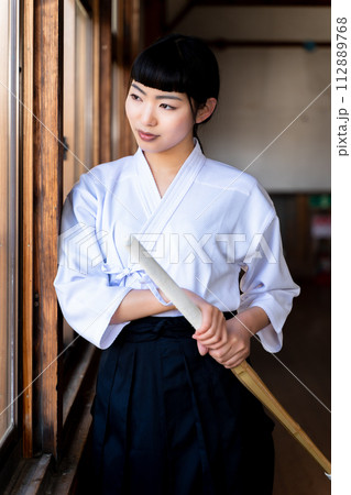 剣道着の女子 112889768