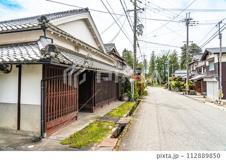 【重要伝統的建造物群保存地区】福住　初夏の川原地区の風景5　兵庫県丹波篠山市 112889850