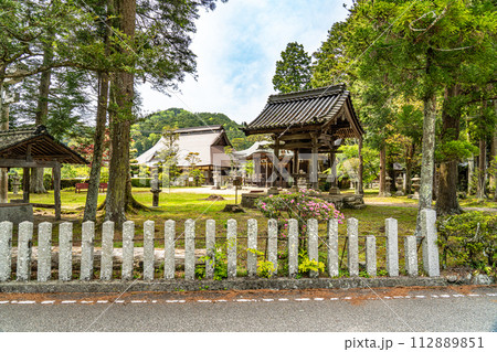 【重要伝統的建造物群保存地区】福住　初夏の川原住吉神社の風景1　兵庫県丹波篠山市 112889851