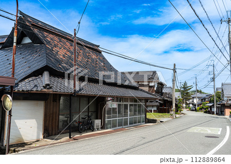 【重要伝統的建造物群保存地区】福住　初夏の福住中地区の風景8　兵庫県丹波篠山市 112889864