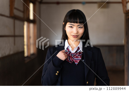 放課後、校舎に残る女子高生 112889944