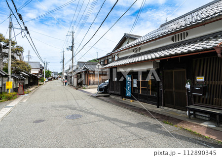 【重要伝統的建造物群保存地区】福住　初夏の福住中地区の風景16　兵庫県丹波篠山市 112890345
