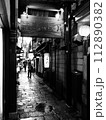 夜の法善寺横丁_大阪(モノクロ) 112890382