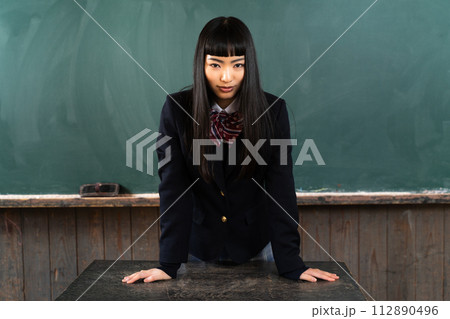 教壇に立つ女子高生(学級委員長) 教壇に立つ女子高生(学級委員長) 112890496