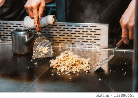 台湾　夜市　鉄板焼き　チャーハン 112890553