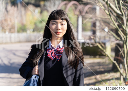 通学する女子高生 112890700