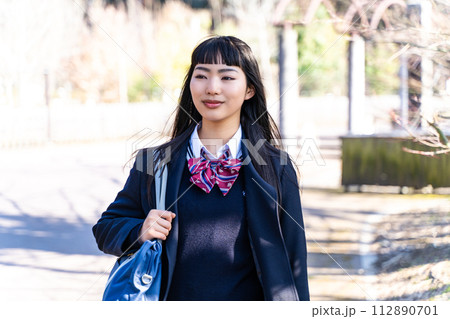 通学する女子高生 112890701