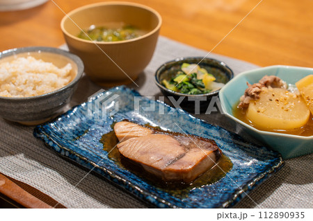 美味しそうな和風定食 112890935